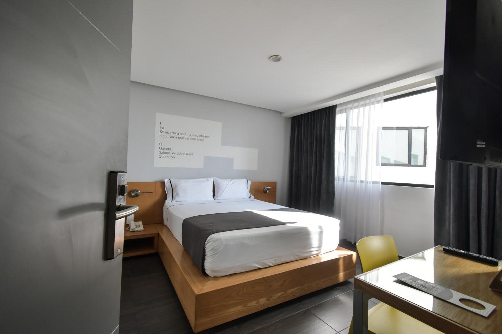 Habitación con cama grande