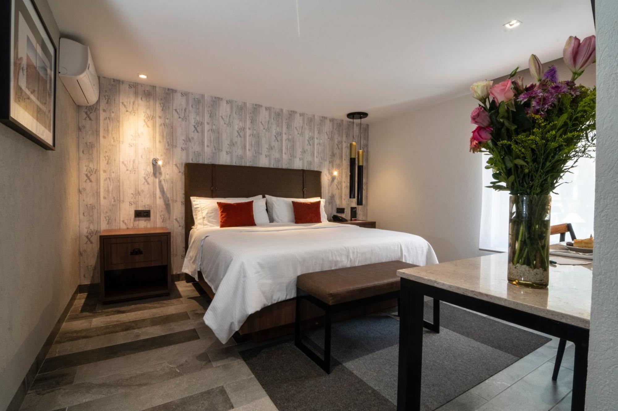 Standard King Room,974295574:JPEG