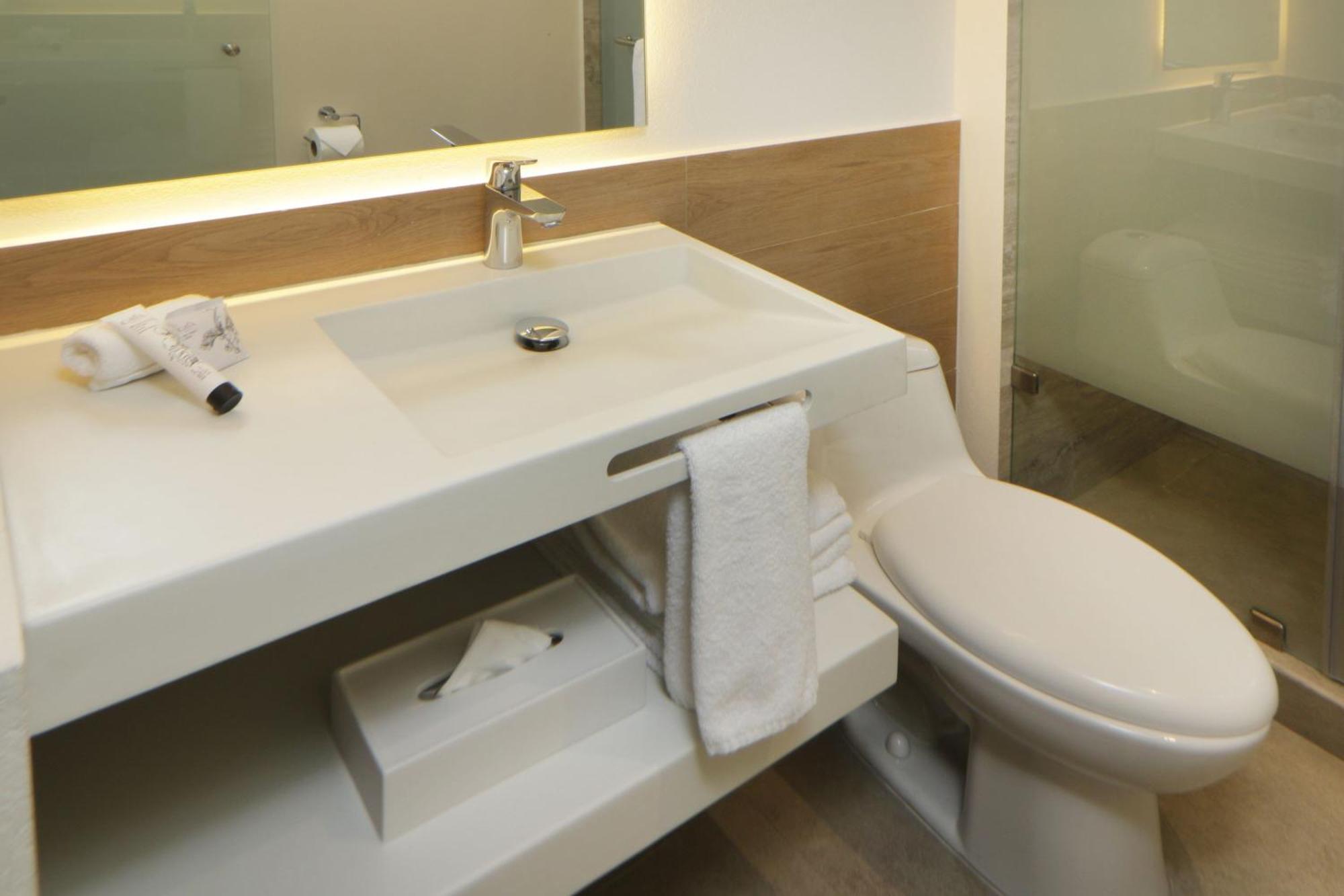 Habitación con cama extragrande.