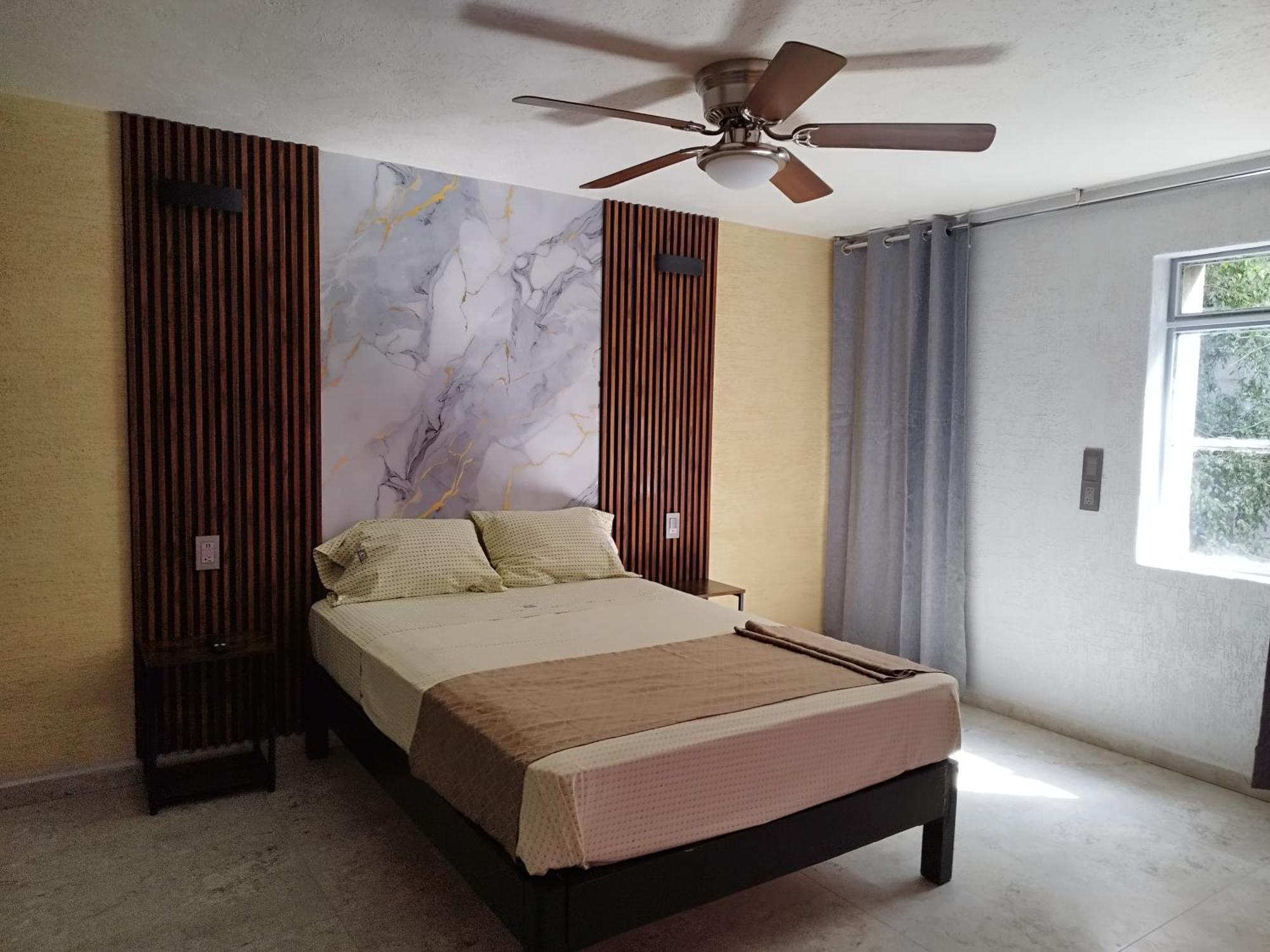 Habitación con cama grande